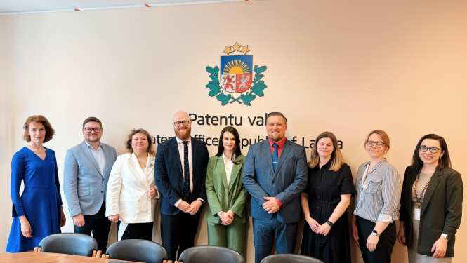 Bilde ar Ukraiņu delegāciju