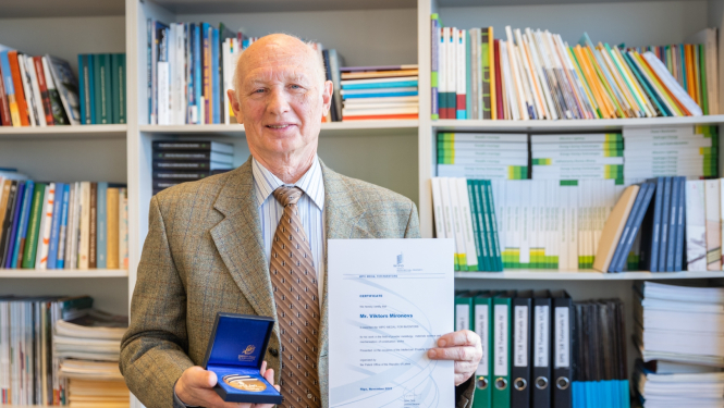 Viktors Mironovs ar WIPO apbalvojumu - medaļu un sertifikātu