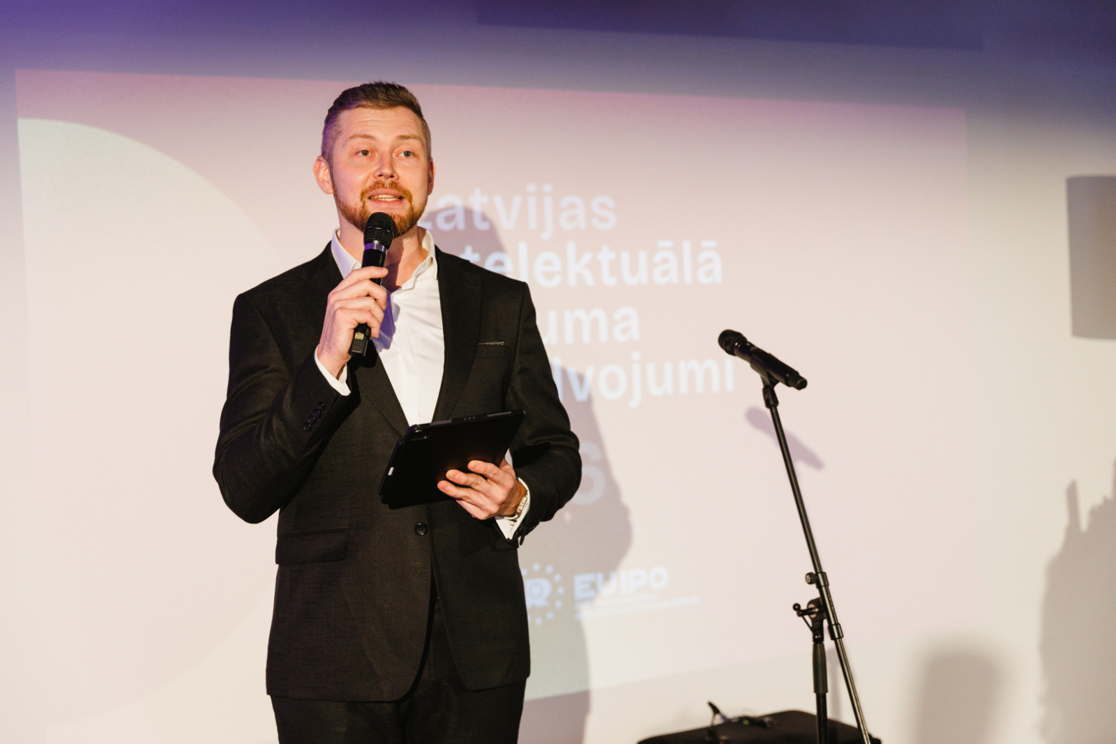 Pasākuma moderators Artis Ozoliņš