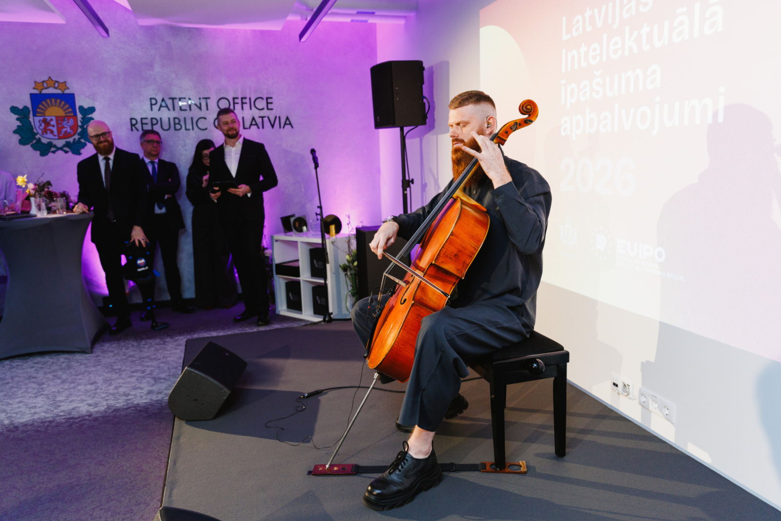 Mākslinieks M.Radzēvičs spēlējot čellu