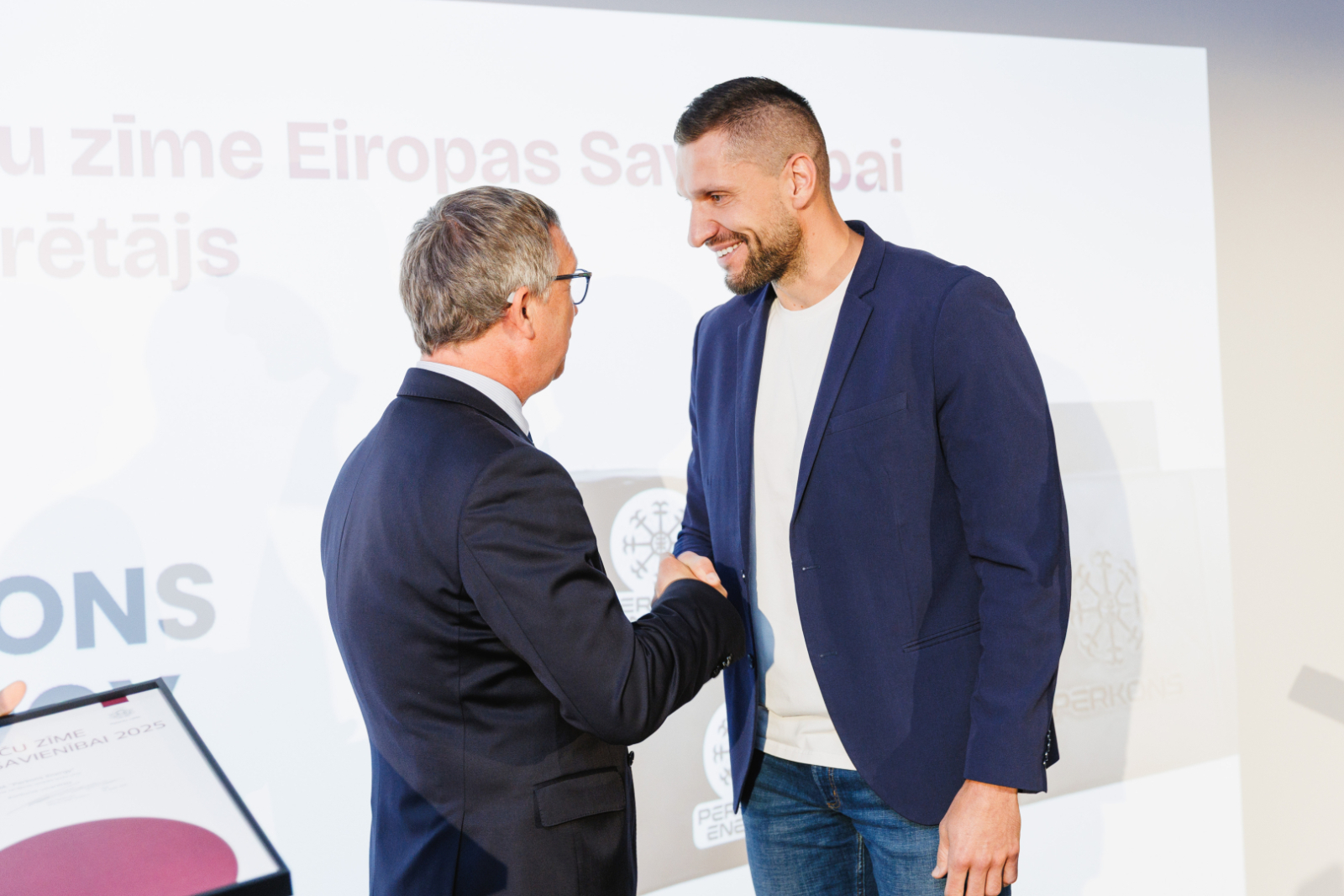 Eiropas Savienības Intelektuālā īpašuma biroja Apelācijas padomju prezidents S.Stürmann un uzņēmuma "Perkons Energy" pārdošanas vadītājs A.Vītiņš