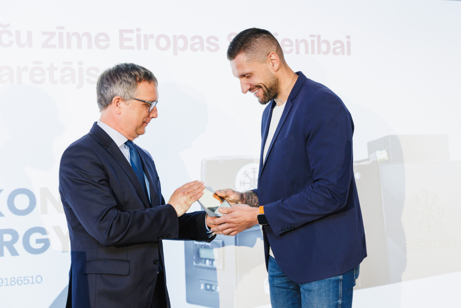 Eiropas Savienības Intelektuālā īpašuma biroja Apelācijas padomju prezidents S.Stürmann pasniedz balvu uzņēmuma "Perkons Energy" pārdošanas vadītājam A.Vītiņam