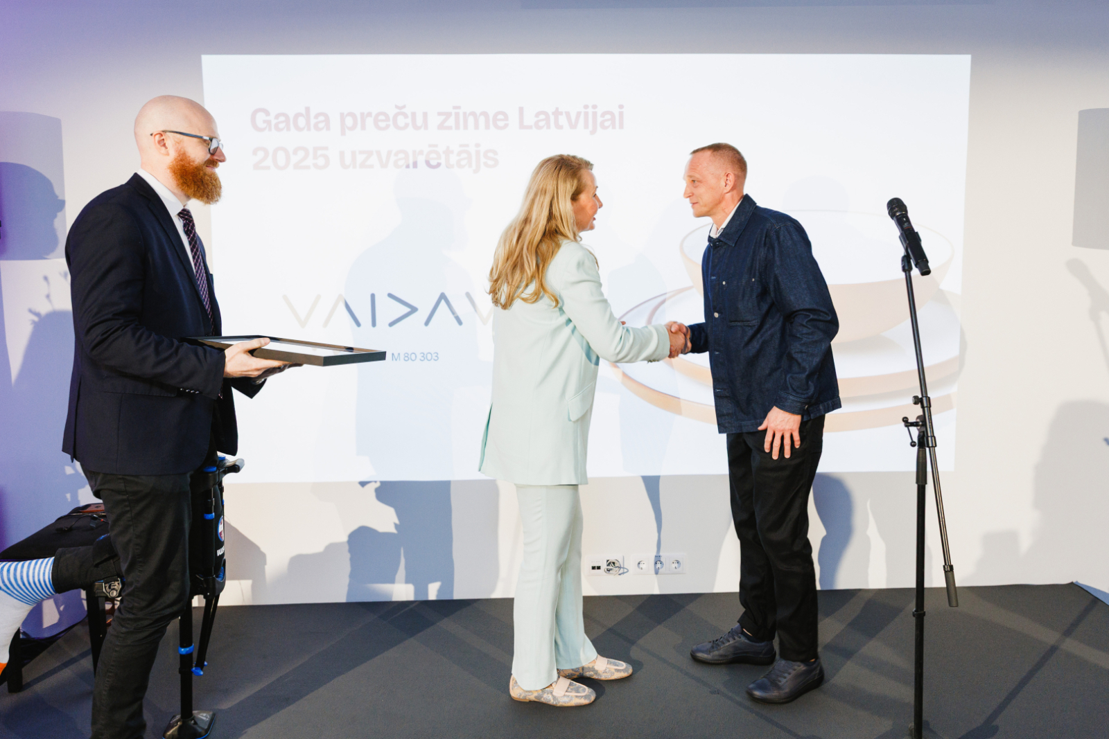 Tieslietu ministre I.Lībiņa-Egnere pasniedz balvu uzņēmuma "Vaidava Ceramics" valdes priekšsēdētājam Guntim Ādamsonam