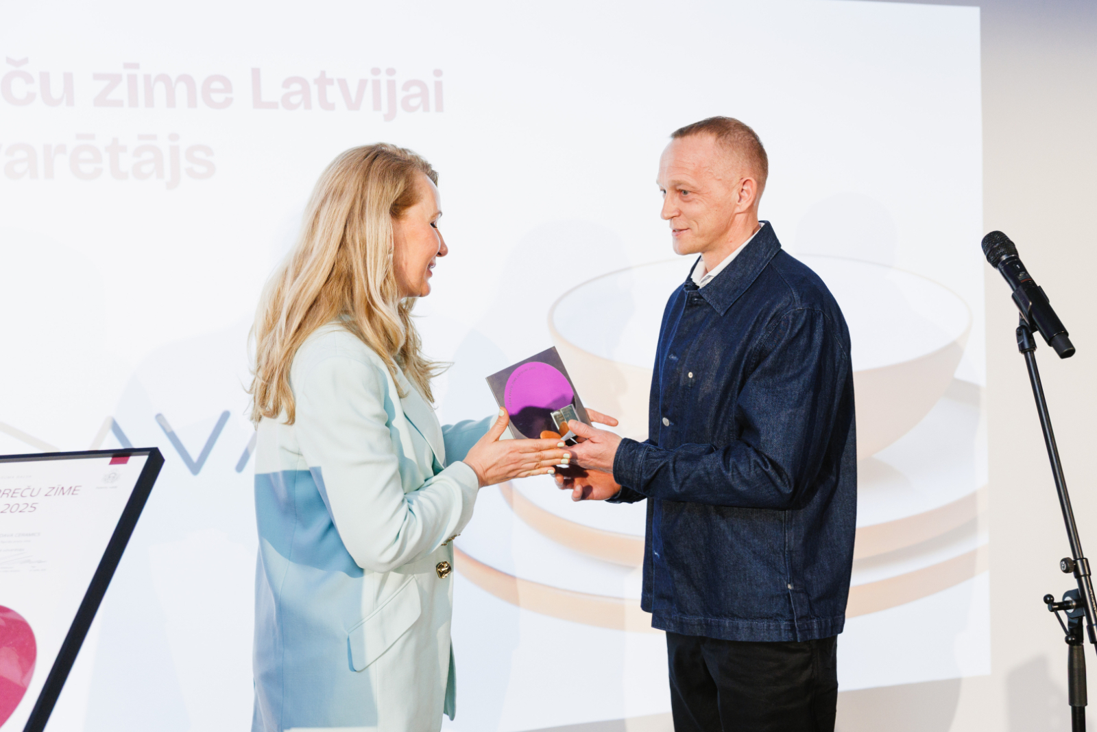 Tieslietu ministre I.Lībiņa-Egnere pasniedz balvu uzņēmuma "Vaidava Ceramics" valdes priekšsēdētājam Guntim Ādamsonam