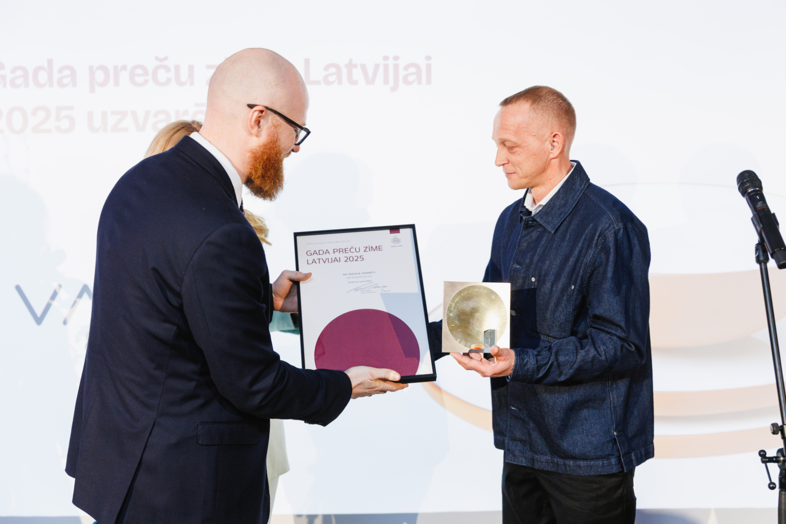 Patentu valdes direktors A.Batalauskis un uzņēmuma "Vaidava Ceramics" valdes priekšsēdētājs Guntis Ādamsons