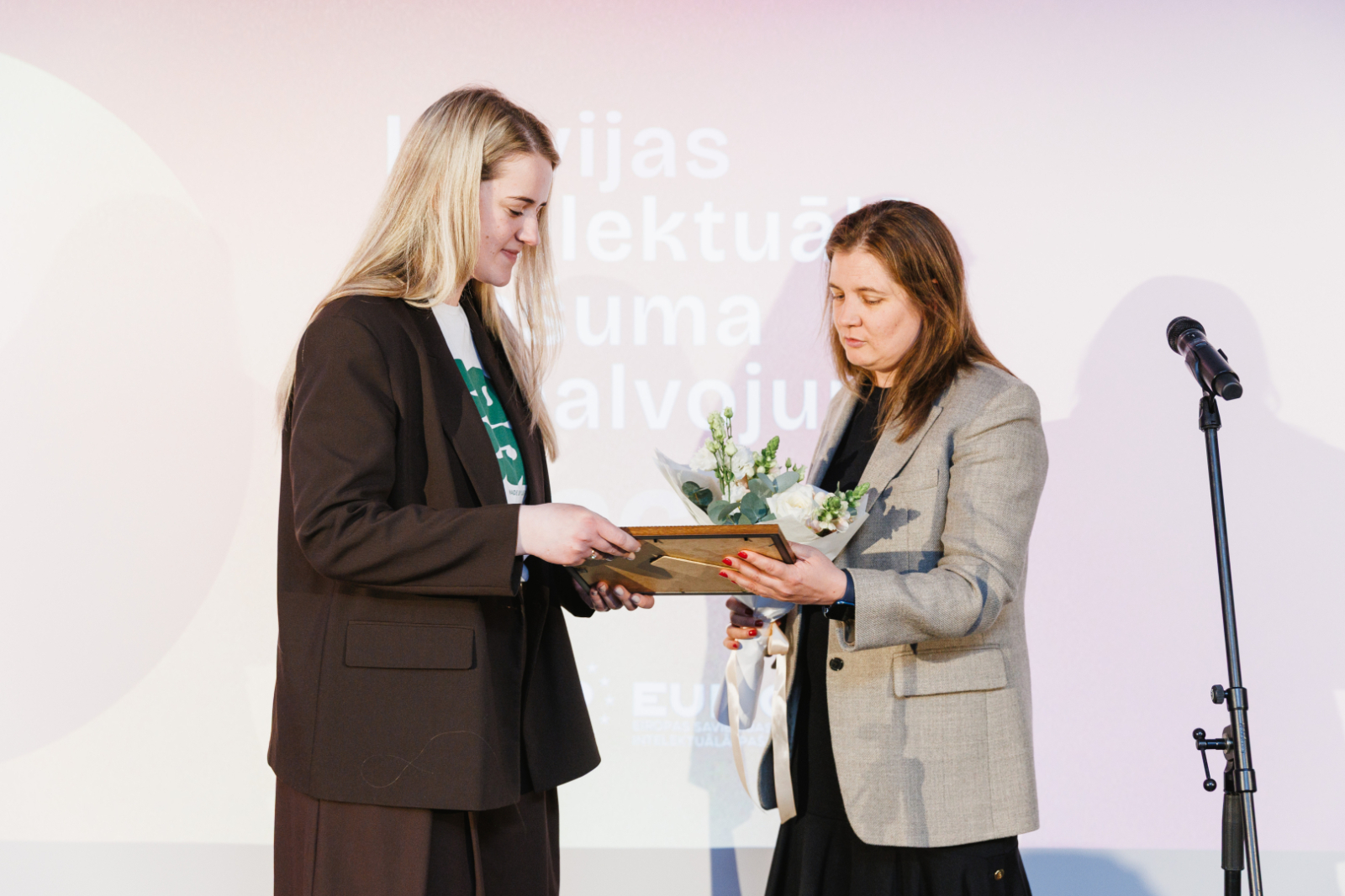 Latvijas Tirdzniecības un rūpniecības kameras Valdes priekšsēdētāja K.Zariņa un uzņēmuma "Liepkalni" izpilddirektore A.Eglīte