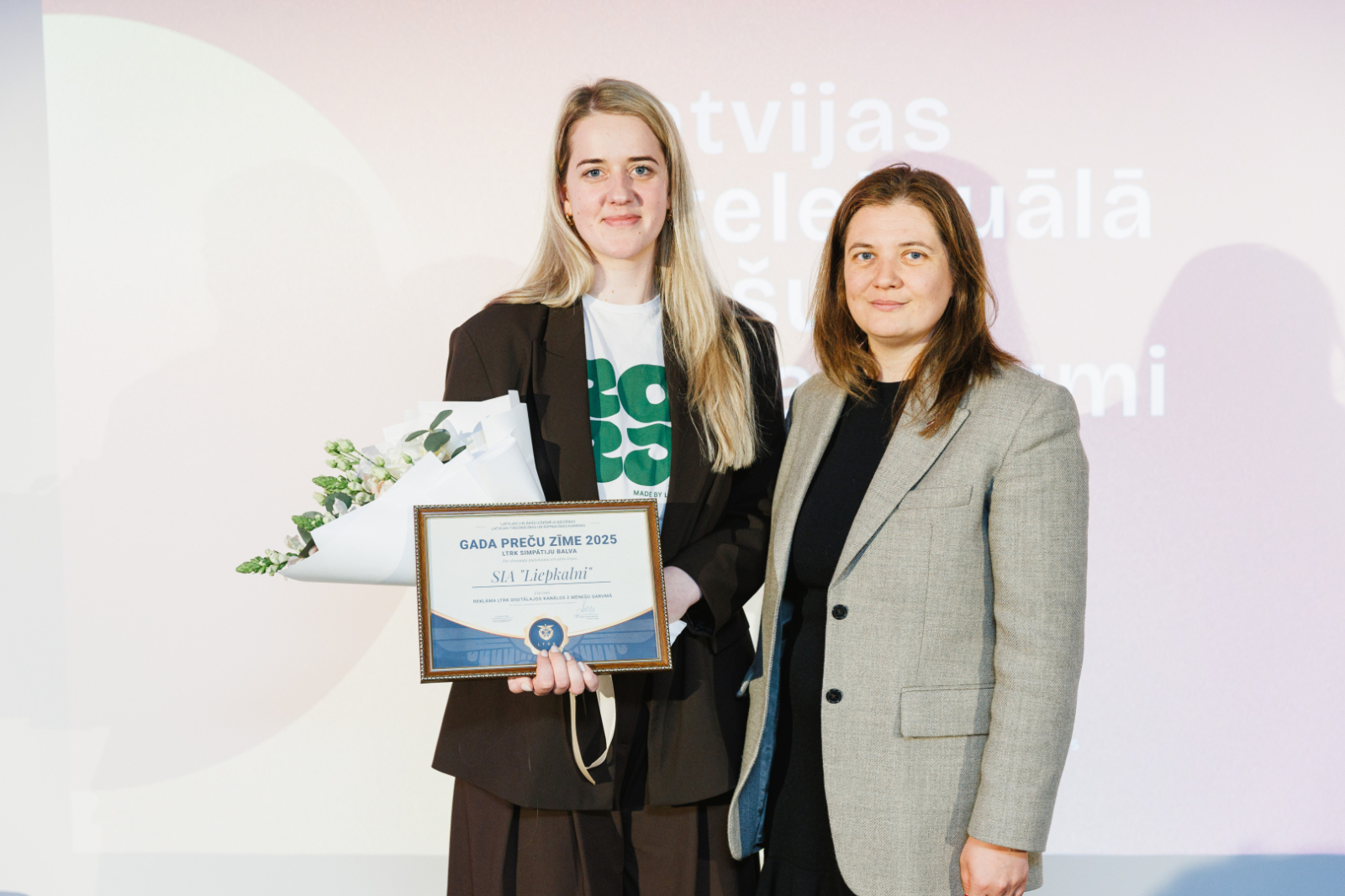 Uzņēmuma "Liepkalni" izpilddirektore A.Eglīte un Latvijas Tirdzniecības un rūpniecības kameras valdes priekšsēdētāja K.Zariņa