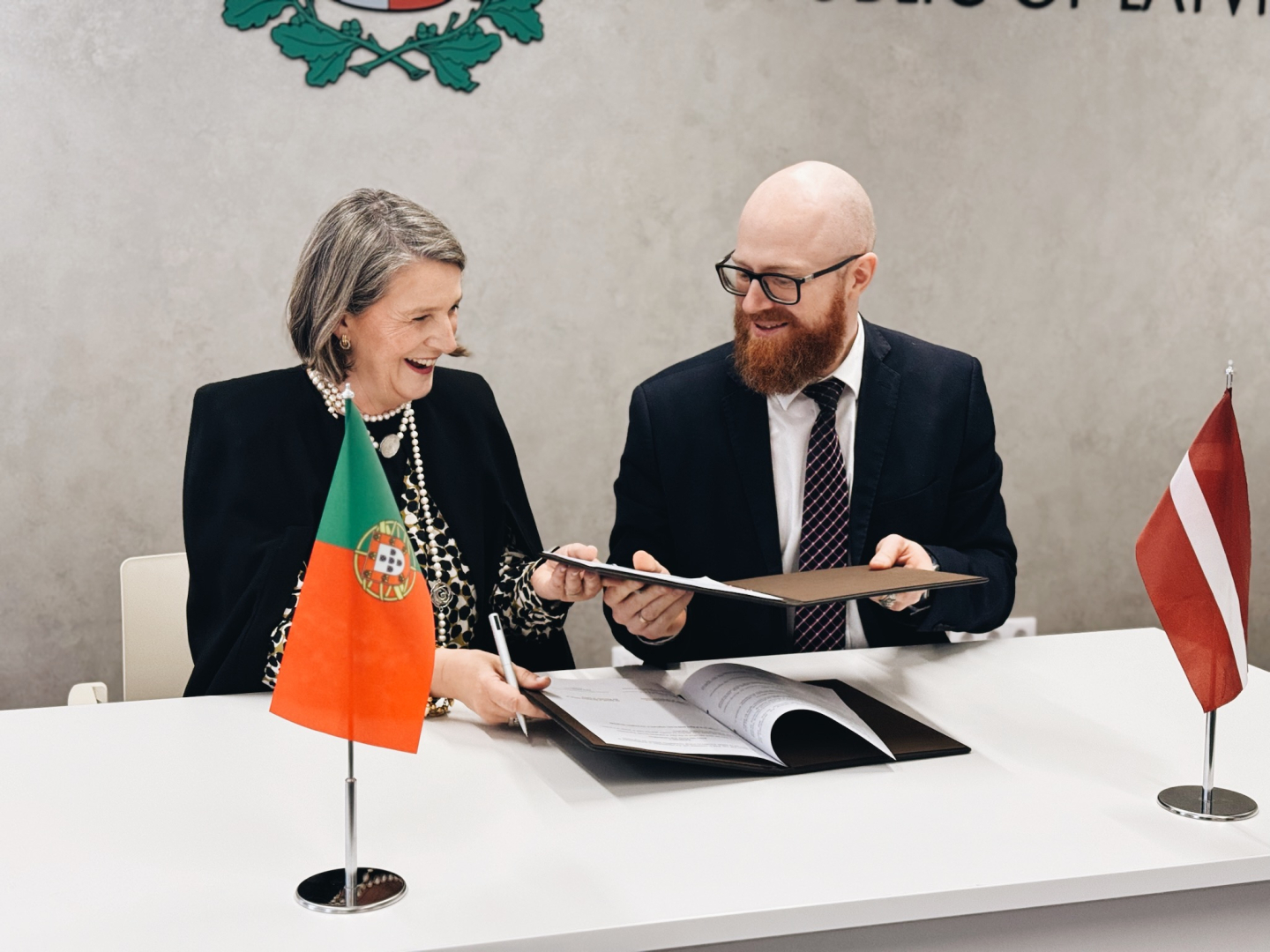 Portugāles Intelektuālā īpašuma iestādes direktore A.Bandeira un Patentu valdes direktors A.Batalauskis parakstot memorandu
