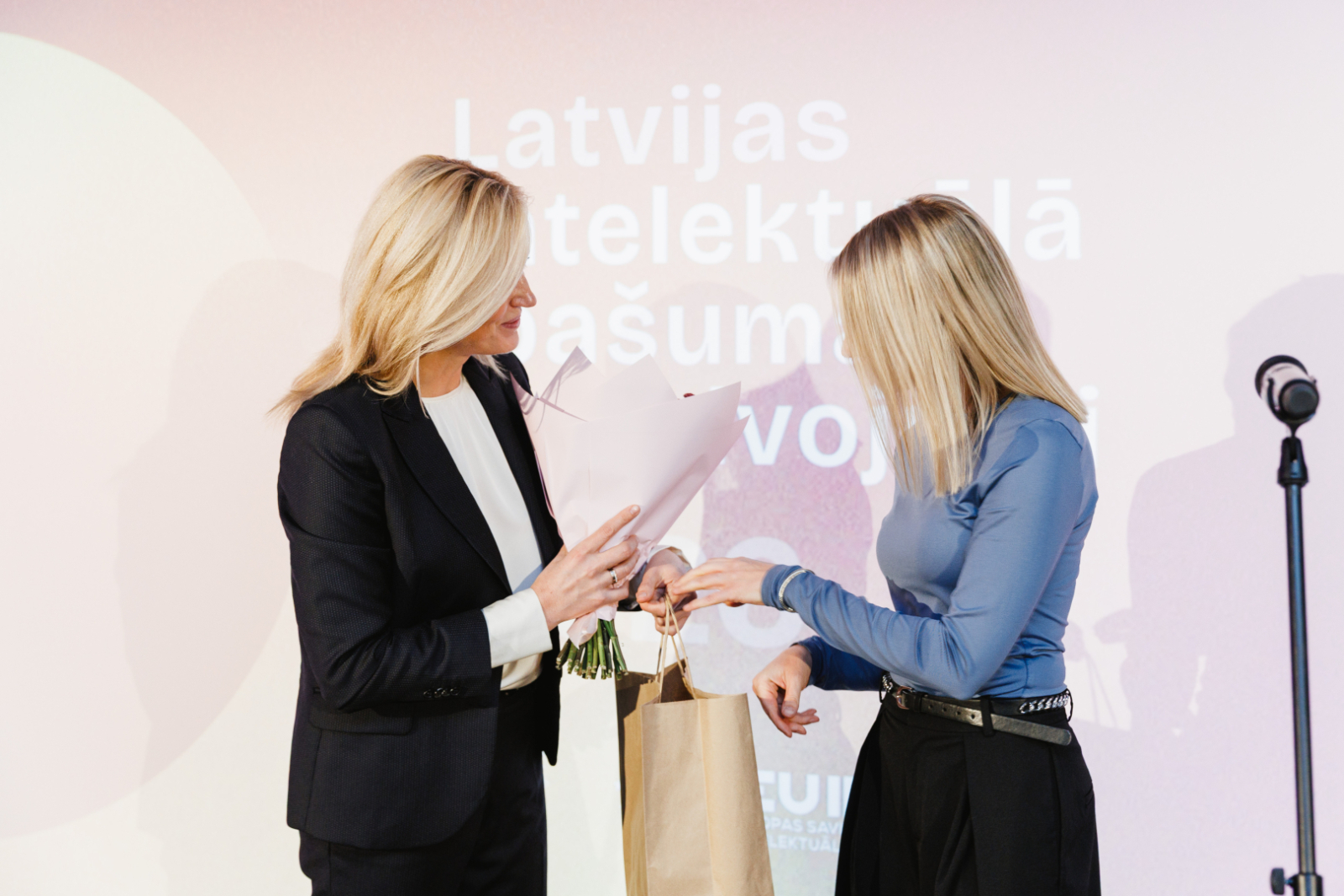 Basketbola kluba "Rīgas Zeļļi" pārstāve B.Kļava pasniedz simpātiju balvu uzņēmuma “CENTRS - MANS PSIHOLOGS” valdes loceklei I.Veinbergai