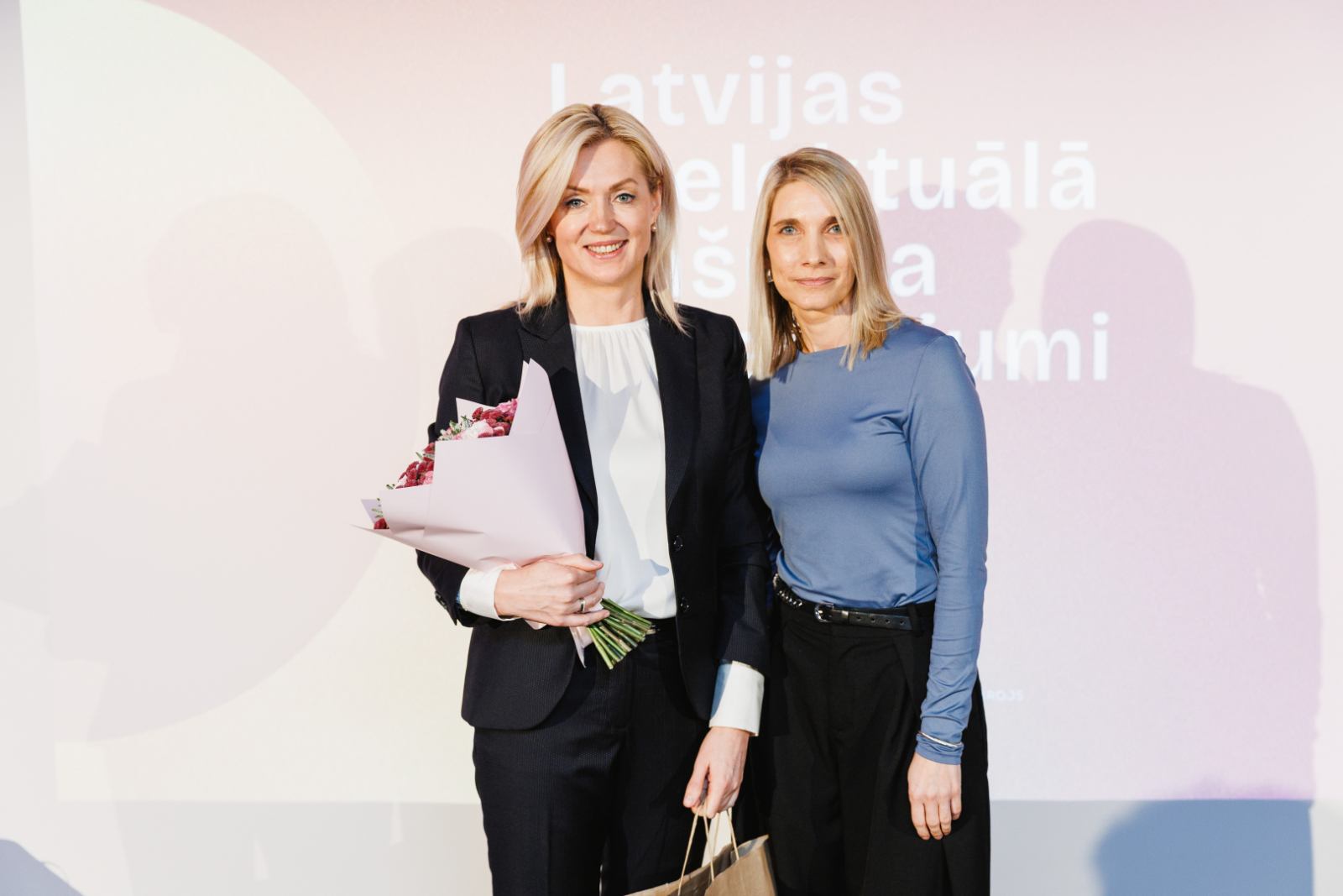 Uzņēmuma “CENTRS - MANS PSIHOLOGS” valdes locekle I.Veinberga un basketbola kluba "Rīgas Zeļļi" pārstāve B.Kļava