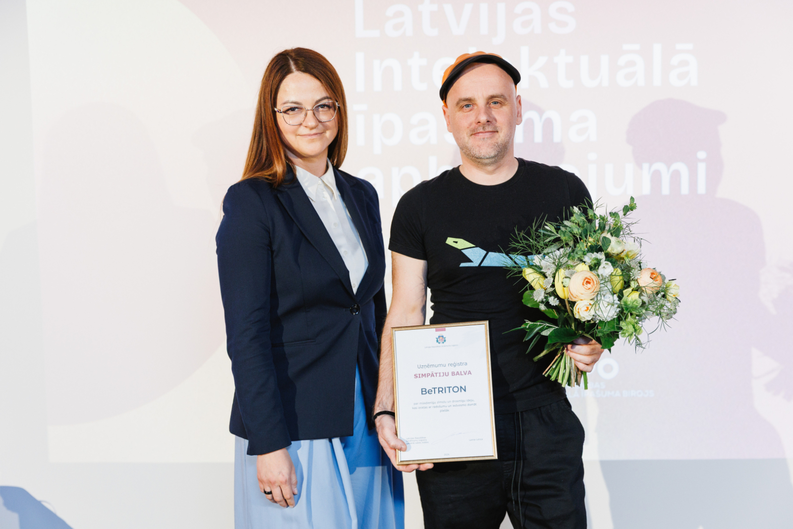 Latvijas Republikas Uzņēmumu reģistra galvenā valsts notāre Laima Letiņa un uzņēmuma "BeTRITION" valdes priekšsēdētājs Aigars Lauzis