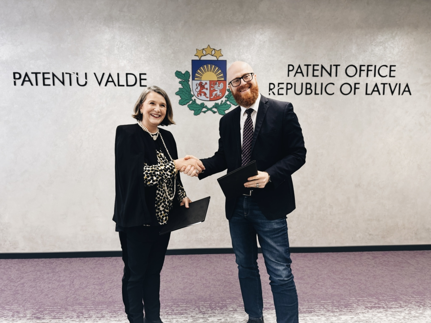 Portugāles Intelektuālā īpašuma iestādes direktore A.Bandeira un Patentu valdes direktors A.Batalauskis 