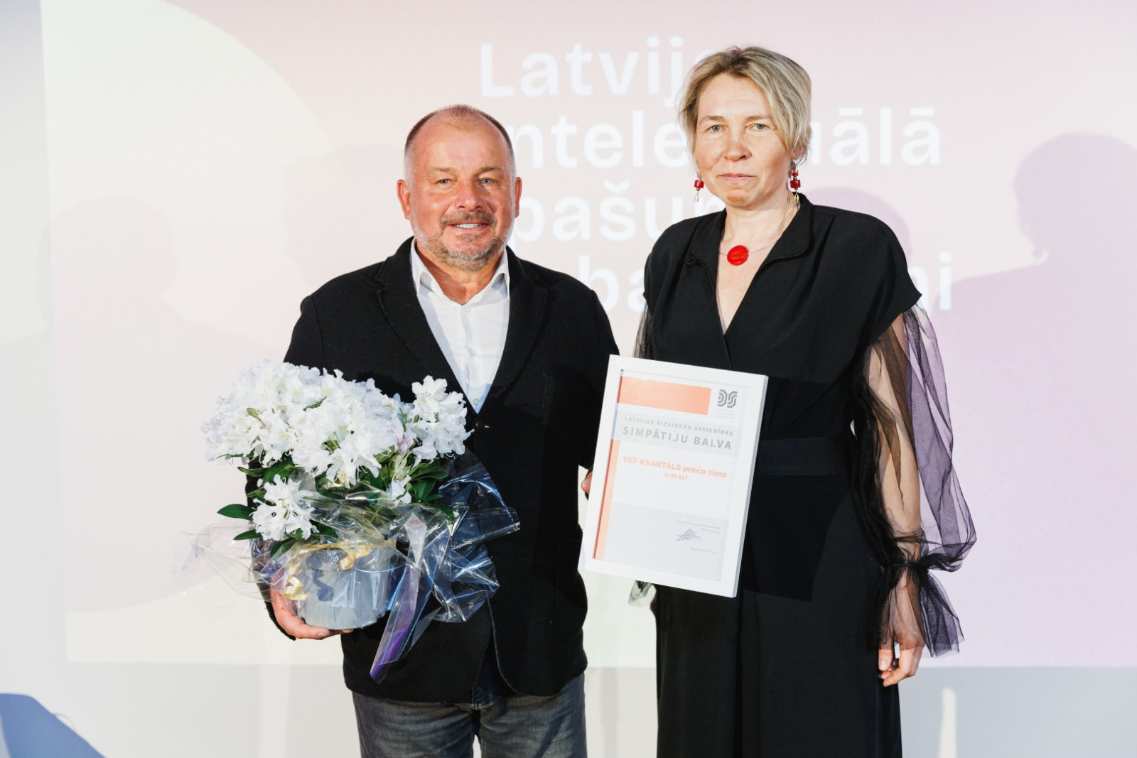 Uzņēmuma "VEF Kvartāls" īpašnieks Māris Alberts un Latvijas Dizaineru savienības valdes locekle Č.Čable-Zibene
