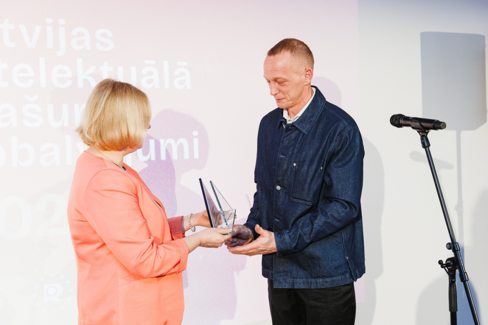 Intelektuālā īpašuma aizsardzības starptautiskās asociācijas Latvijas Nacionālās grupas valdes priekšsēdētāja vietniece, profesionāla patentpilnvarniece R.Olmane pasniedz simpātiju balvu uzņēmuma "Vaidava ceramics" valdes priekšsēdētājam Guntim Ādamsonam