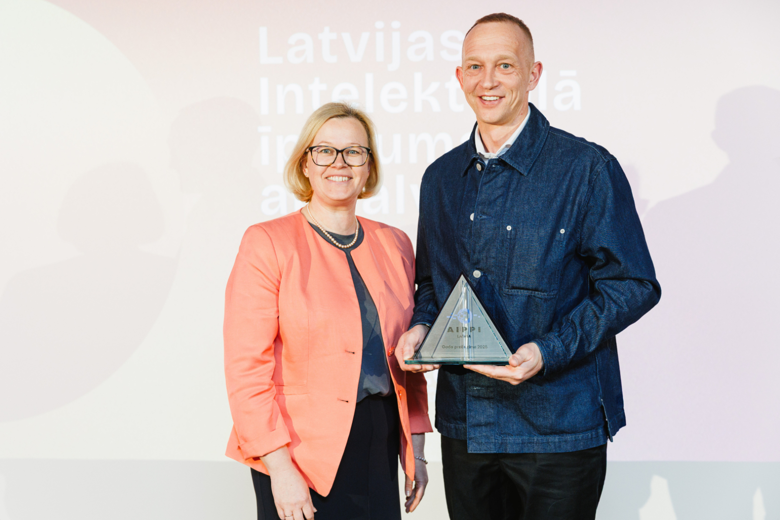 Intelektuālā īpašuma aizsardzības starptautiskās asociācijas Latvijas Nacionālās grupas valdes priekšsēdētāja vietniece, profesionāla patentpilnvarniece R.Olmane un uzņēmuma "Vaidava ceramics" valdes priekšsēdētājs Guntis Ādamsons