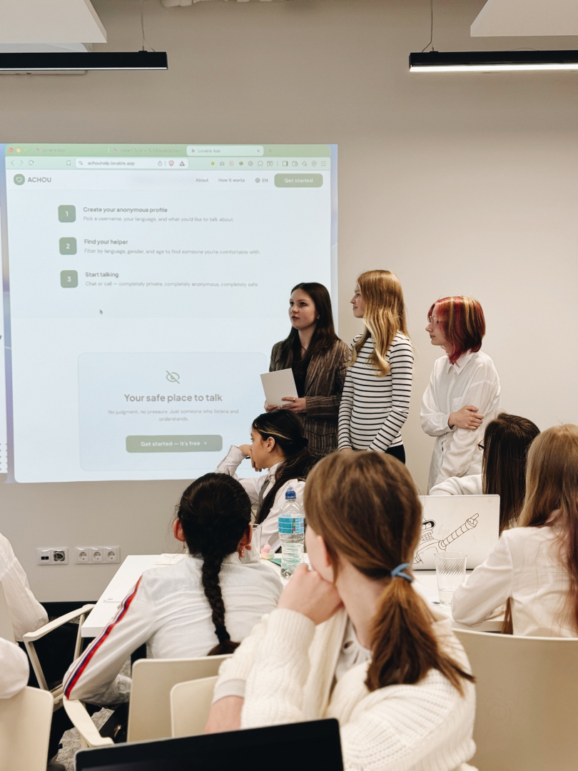 Pasākuma dalībnieces prezentējot prototipus