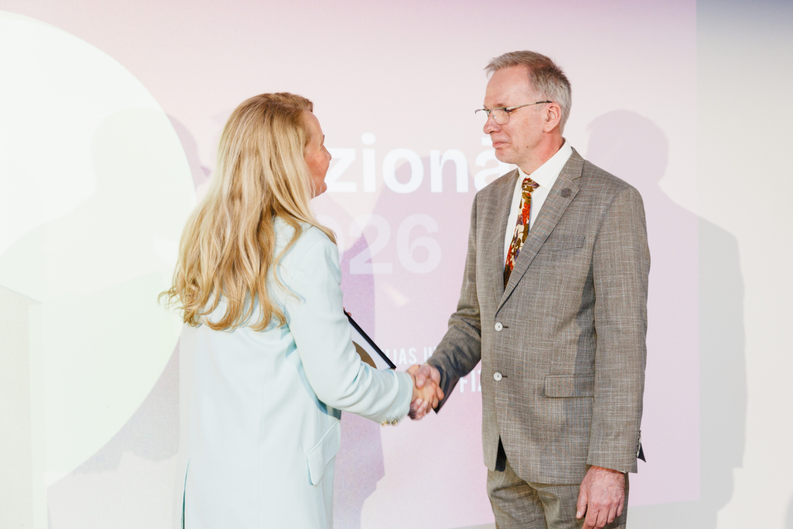 Tieslietu ministre I.Lībiņa-Egnere pasniedz balvu "Vizionārs 2026" Latvijas Universitātes Cietvielu fizikas institūta direktoram A.Anspokam