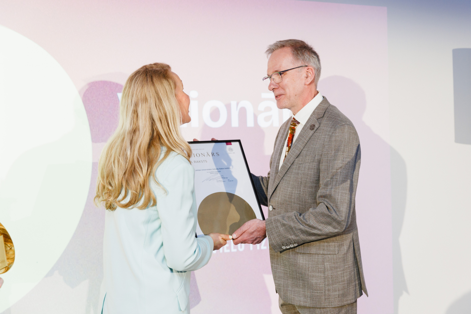 Tieslietu ministre I.Lībiņa-Egnere pasniedz balvu "Vizionārs 2026" Latvijas Universitātes Cietvielu fizikas institūta direktoram A.Anspokam