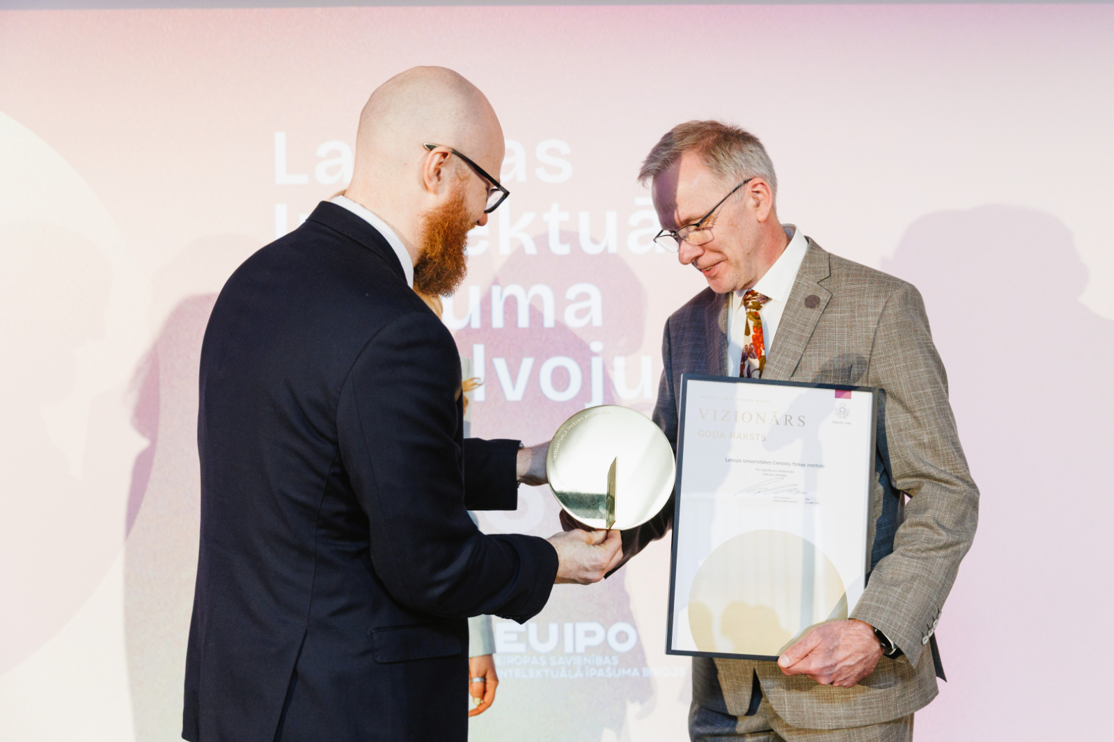 Patentu valdes direktors A.Batalauskis un Latvijas Universitātes Cietvielu fizikas institūta direktors A.Anspoks