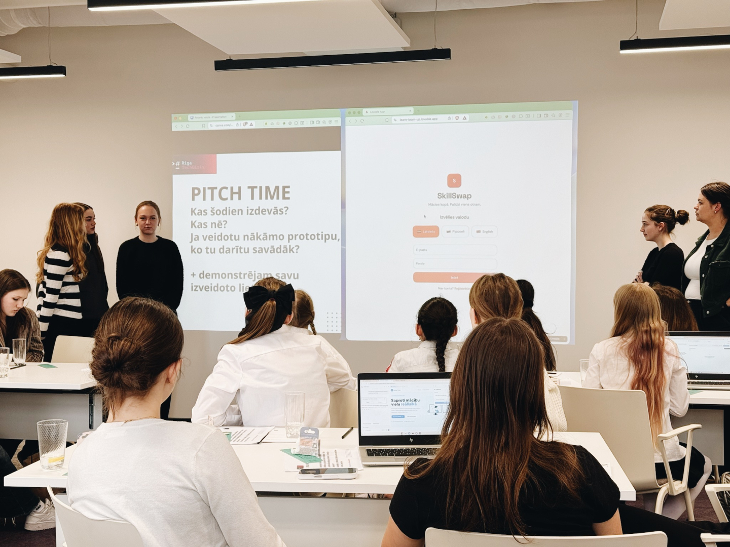 Pasākuma dalībnieces prezentējot prototipus