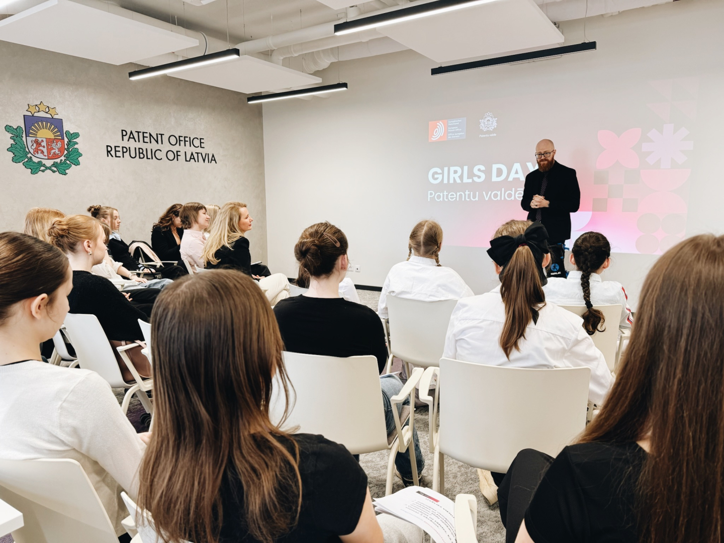 Patentu valdes direktors A.Batalauskis un pasākuma dalībnieki