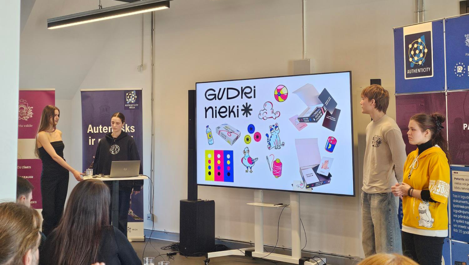 Komanda “Kustoņi” prezentējot savu spēli