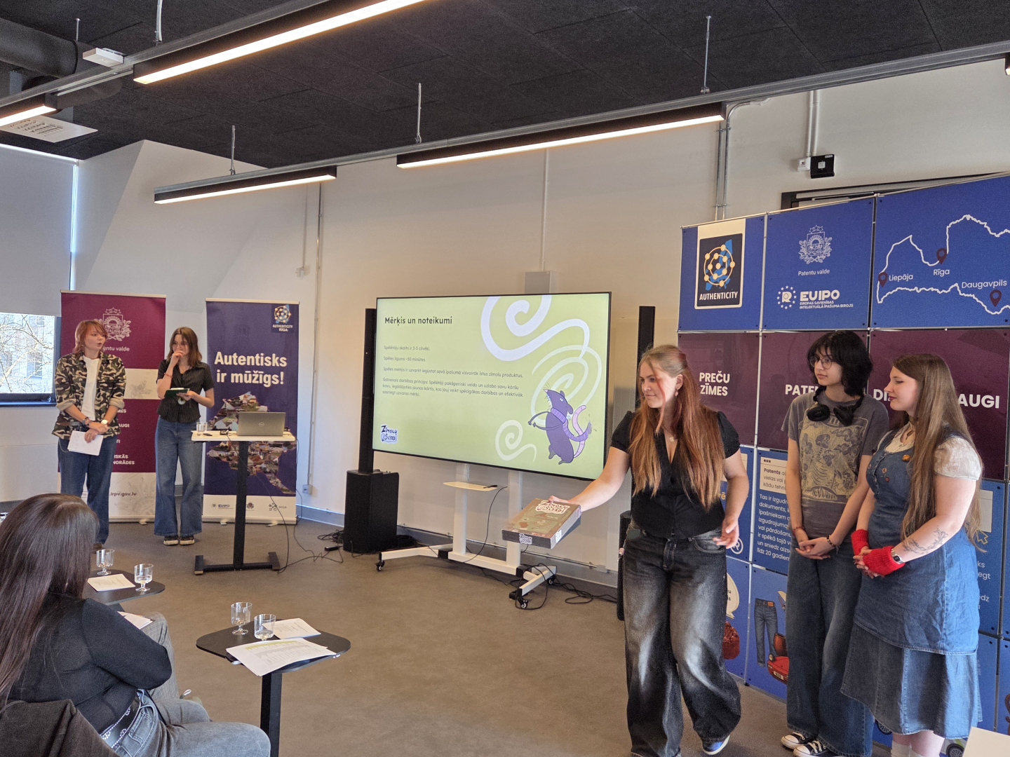 Komanda “Sārtie marcipāni” prezentējot savu spēli