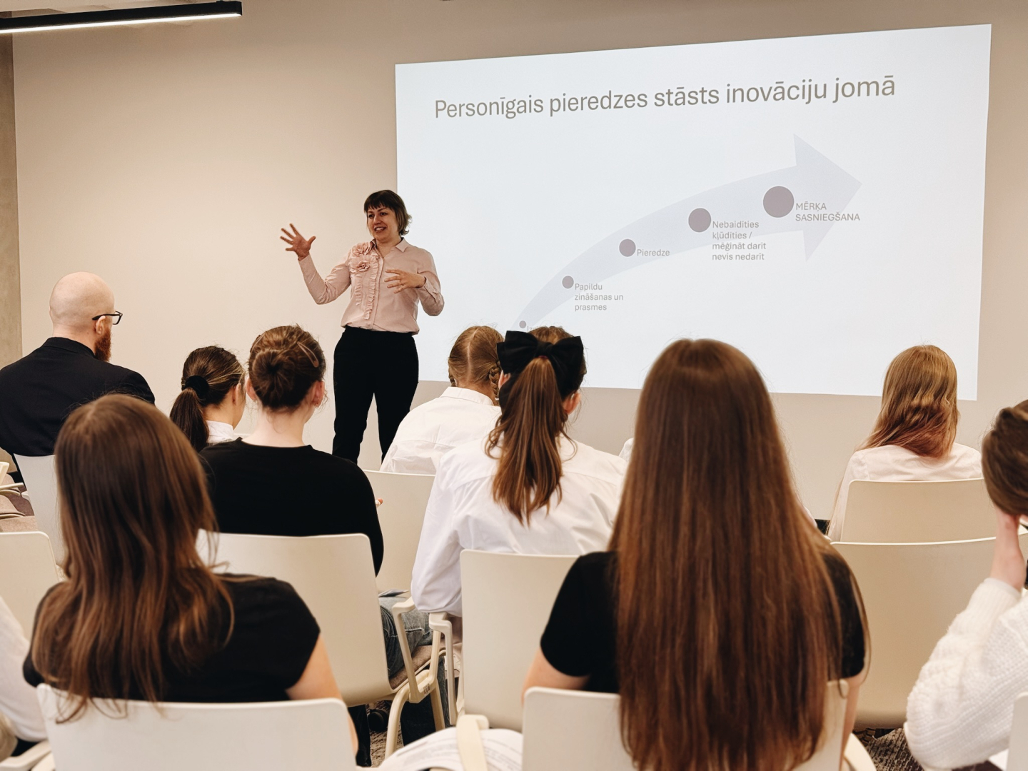 Inovāciju mentore Anita Geriņa-Ancāne prezentējot