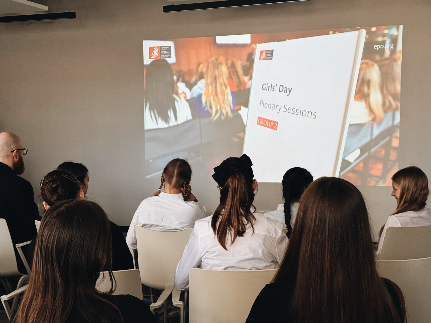 Dalībnieki skatās Eiropas Patentu iestādes video