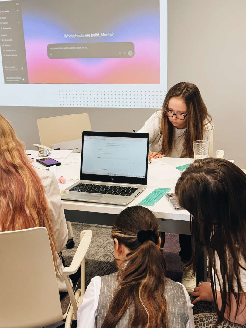 Dalībnieces veidojot prototipus