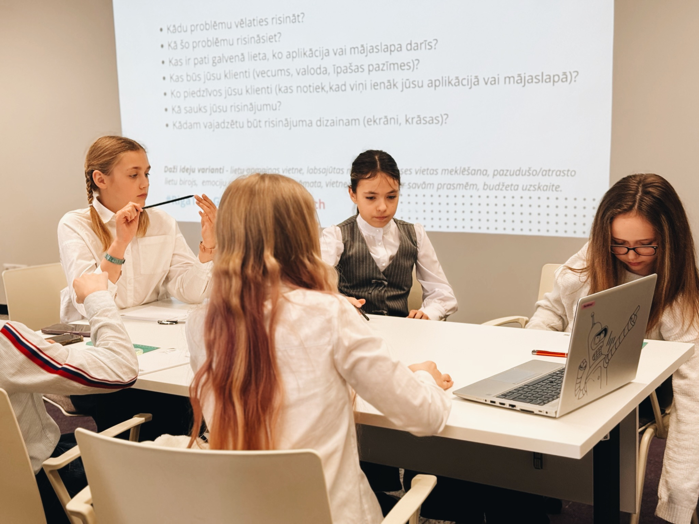 Dalībnieces veidojot prototipus