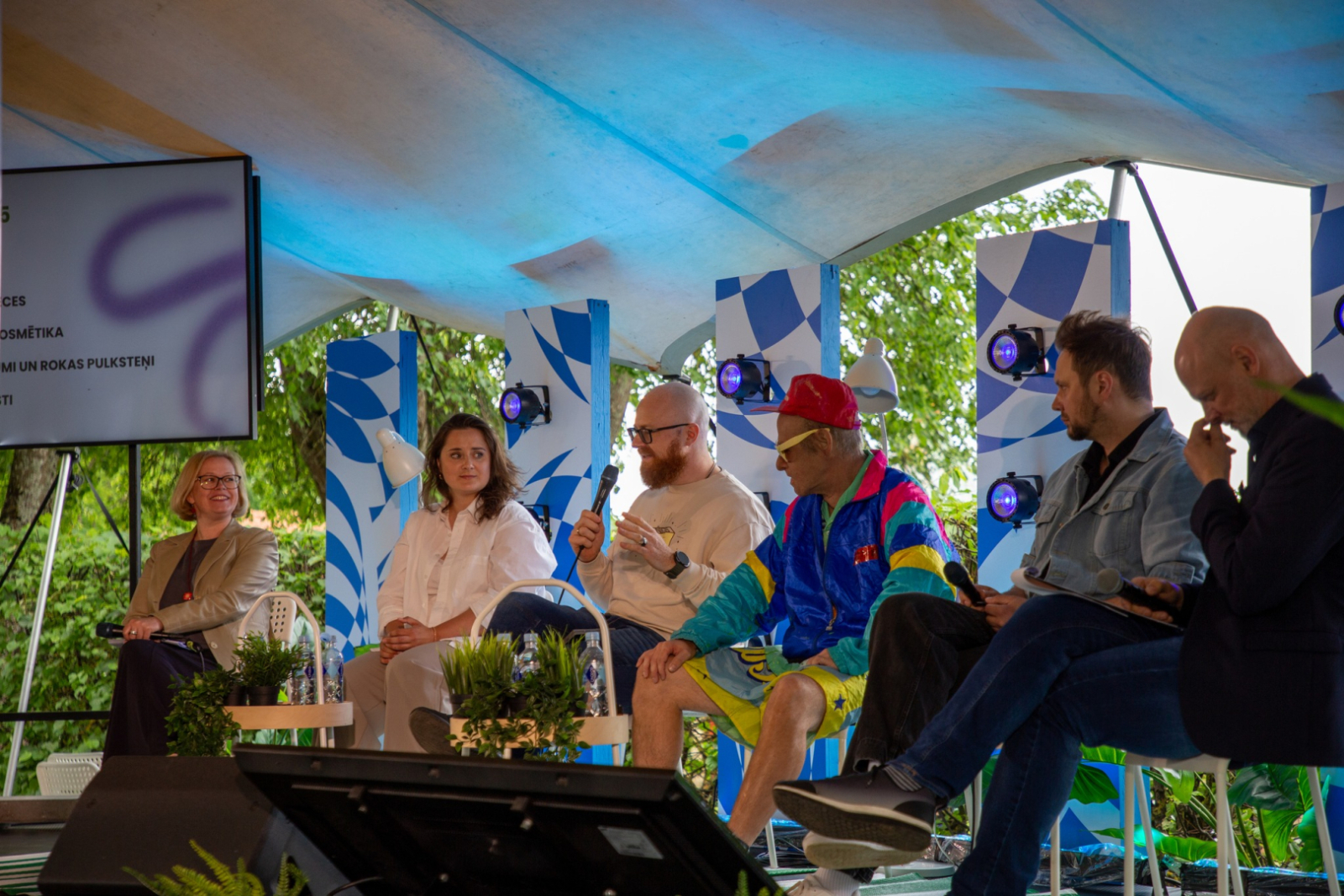 Sarunu festivālā "Lampa" notiek diskusija par intelektuālā īpašuma jautājumiem. Uz skatuves piecu dalībnieku panelī ar mikrofonu runā Patentu valdes direktors Agris Batalauskis, blakus sēž citi eksperti un diskusijas vadītājs