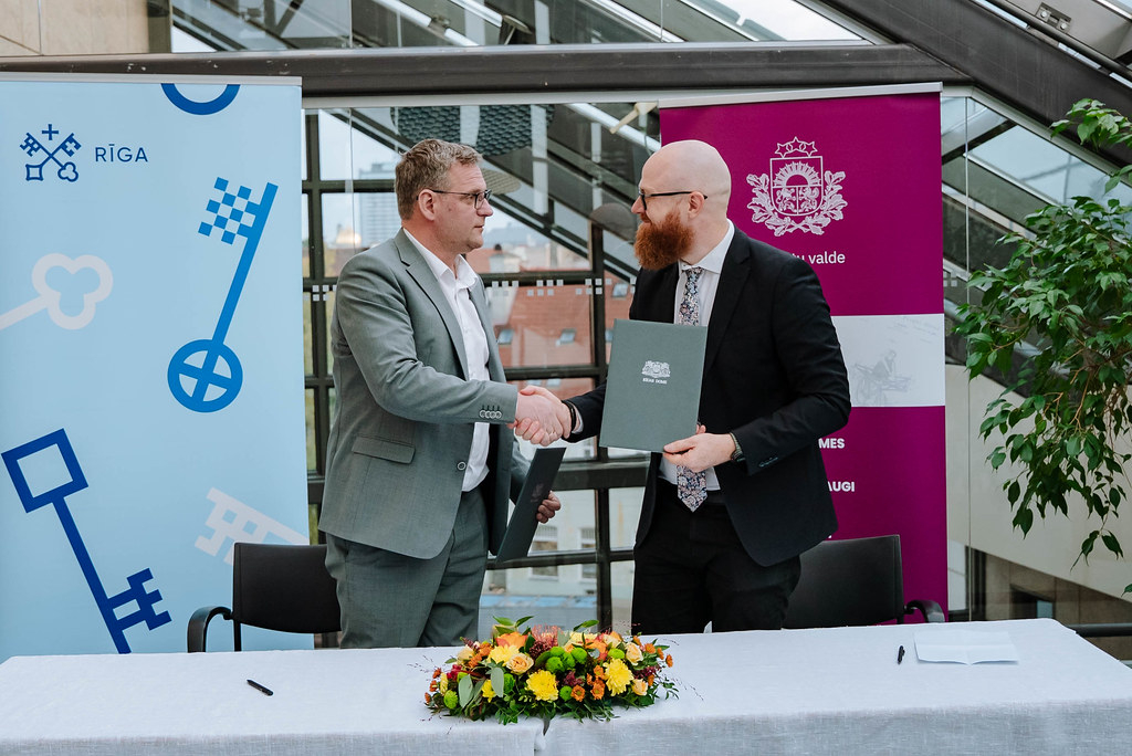 Rīgas mērs V. Kleinbergs sarokojas ar Patentu valdes direktoru A. Batalauski