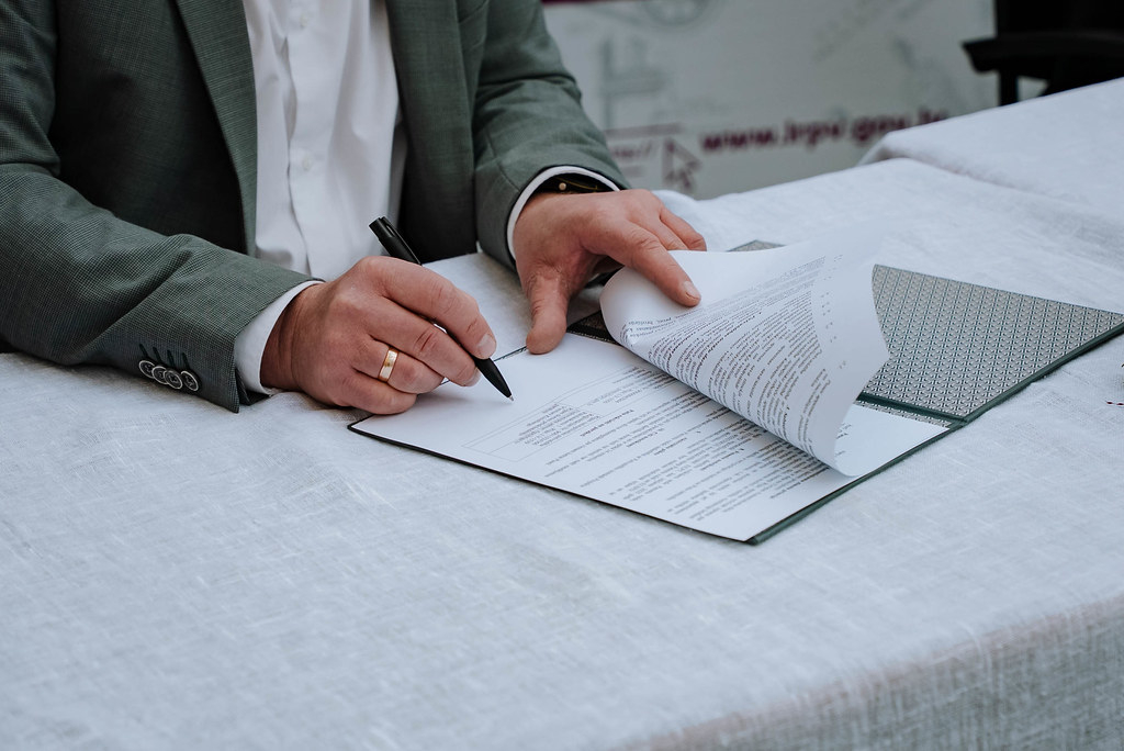 Rīgas mērs Viesturs Kleinbergs paraksta memorandu