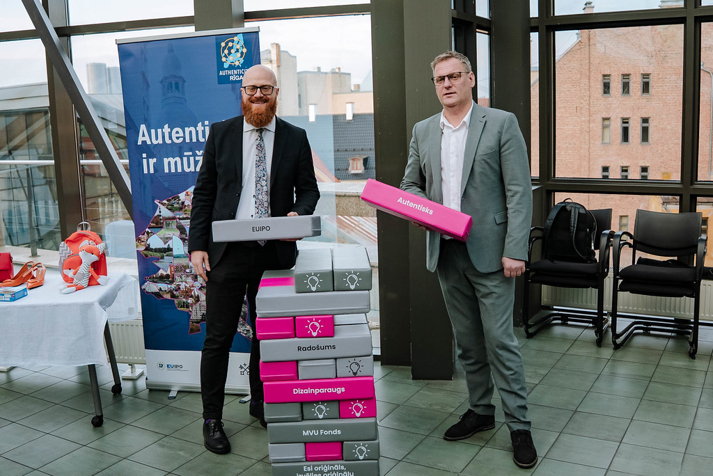 Rīgas mērs V. Kleinbergs un Patentu valdes direktors A. Batalauskis pie lielformāta jengas spēles