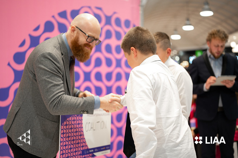 Patentu valdes direktors A.Batalauskis un SMU "Coalition" no Daugavpils Saskaņas vidusskolas