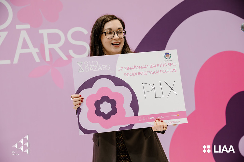 Attīstības un starptautiskās sadarbības departamenta direktore I. Grava pasniedzot balvu SMU "PLIX"