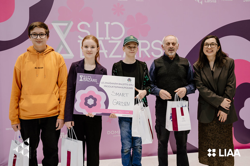 Attīstības un starptautiskās sadarbības departamenta direktore I. Grava un SMU "SmartGarden"