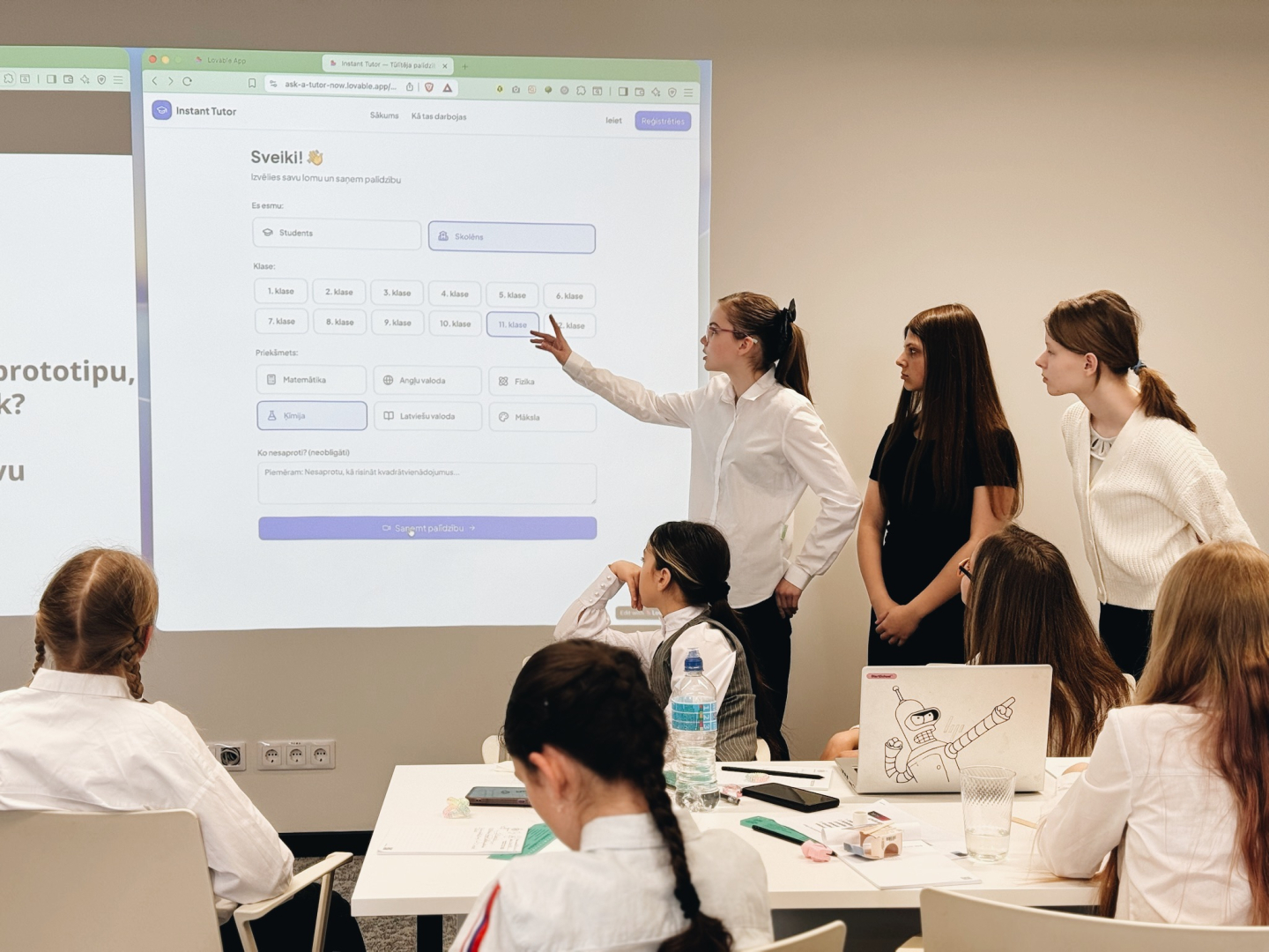 Dalībnieces prezentējot prototipus