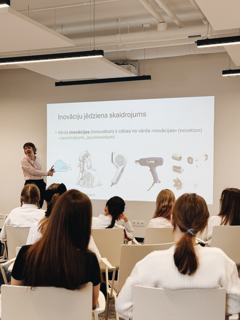 Inovāciju mentore Anita Geriņa-Ancāne prezentējot