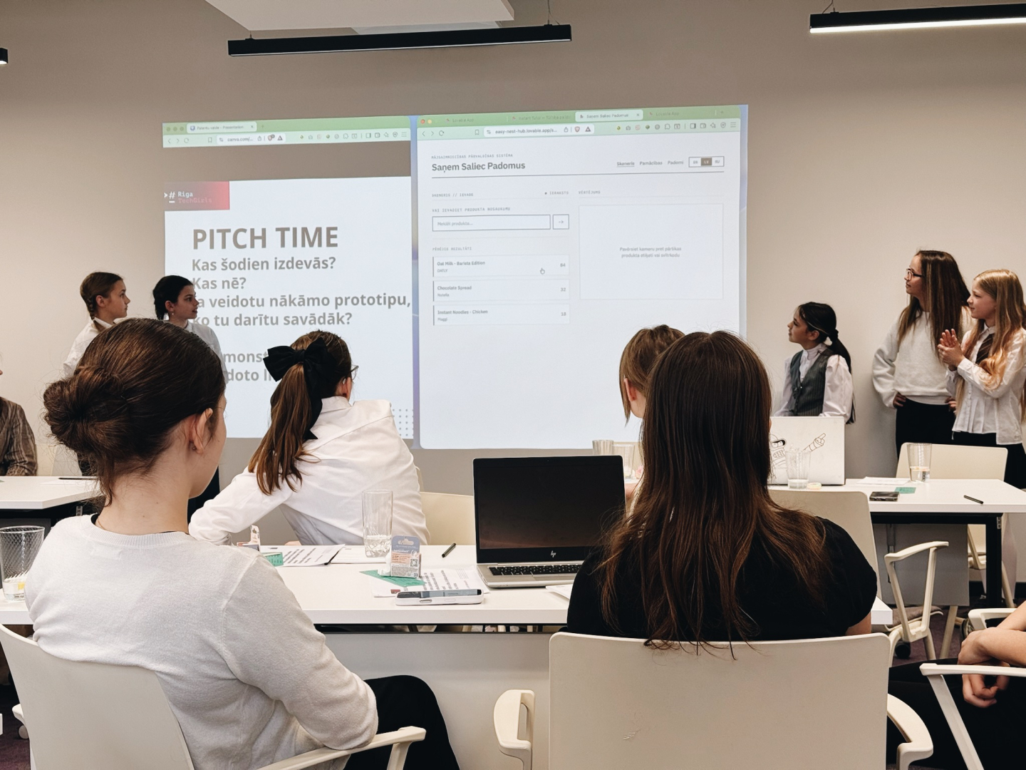 Dalībnieces prezentējot prototipus