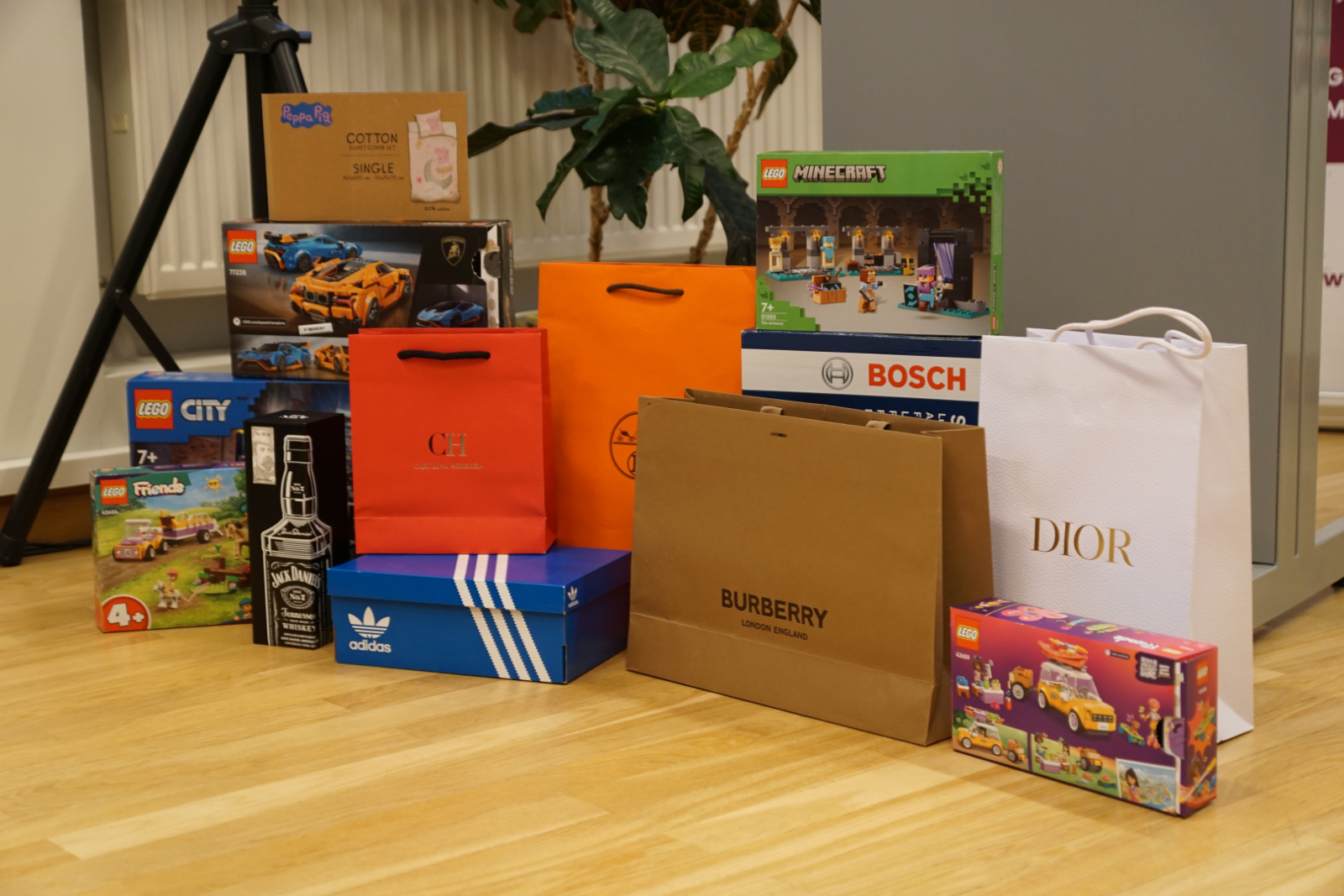 Dažādu zīmolu iepakojumi- kastes un maisiņi