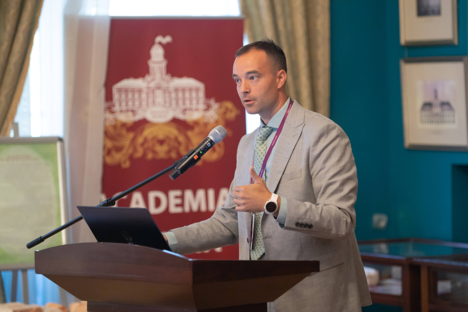 Lektors Péter Mezei, Segedas Universitātes profesors