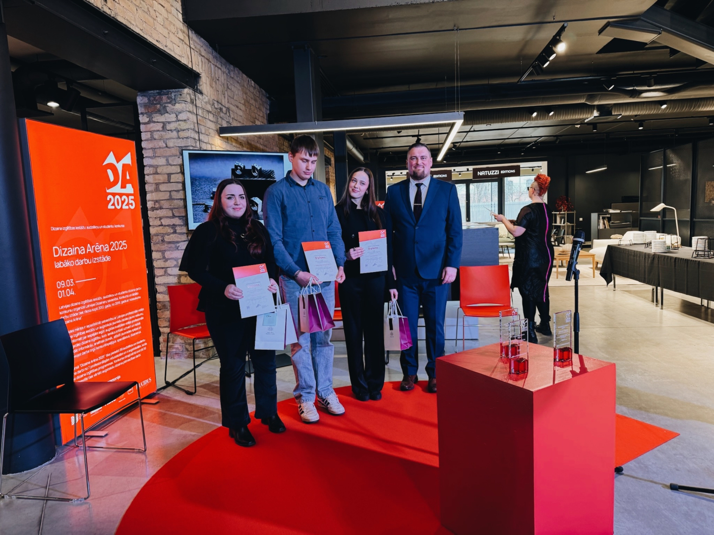 Patentu valdes direktora vietnieks Ē.Rēķis un Lietu dizaina skolas kategorijas laureāti E.Neilande, R.R.Kristapsons, A.Gūtmane