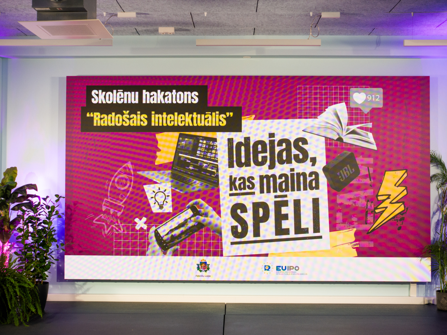 Skatuve ar "Radošais intelektuālis" vizuāli fonā