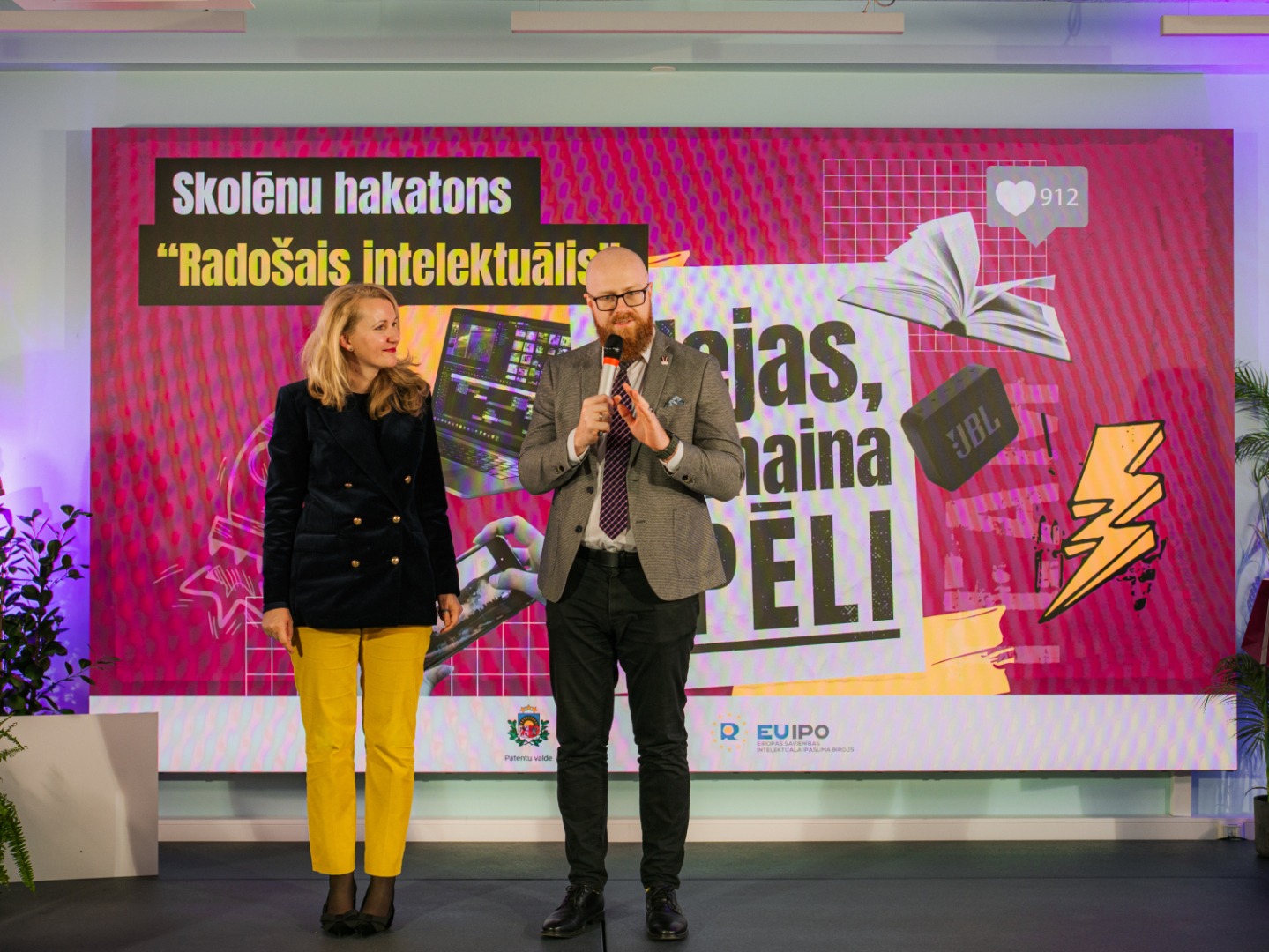 Tieslietu ministre I.Lībiņa-Egnere un Patentu valdes direktors A.Batalauskis 