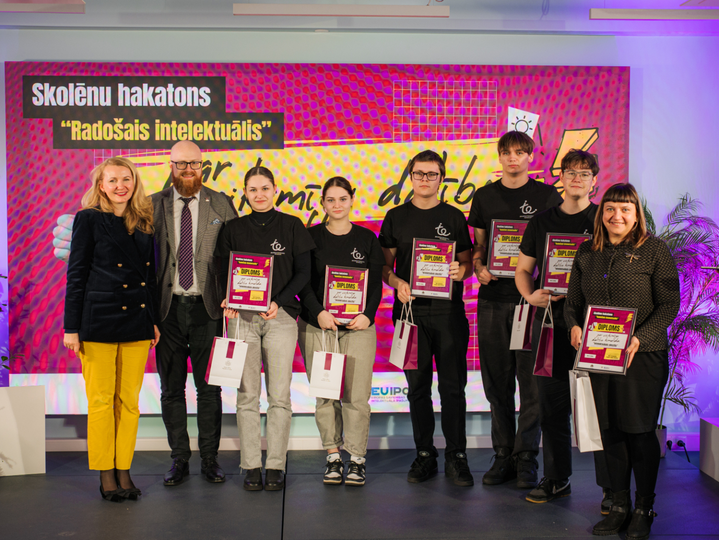 Apbalvošana, komanda "Intelektuālais piecītis"