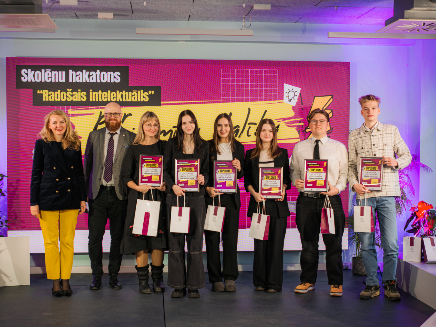 Apbalvošana, komanda "Izgudrotāju ciema komanda"