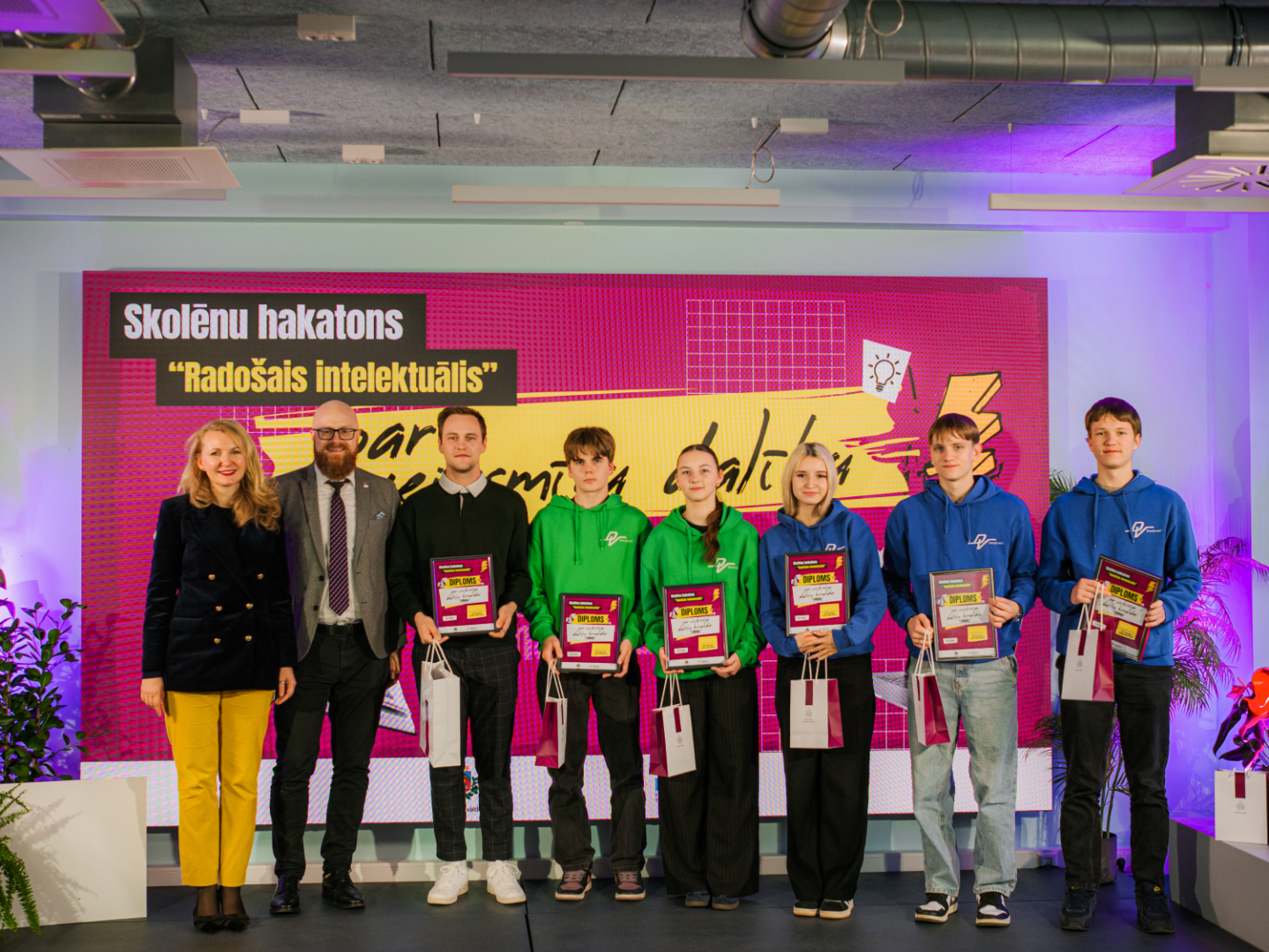 Apbalvošana, komanda “Loraks” 