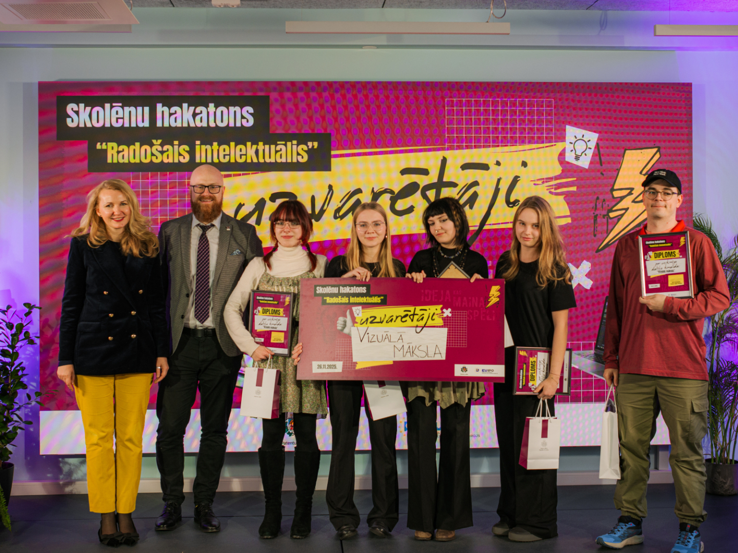 Apbalvošana, uzvarētāju komanda “Vizuālā māksla” 